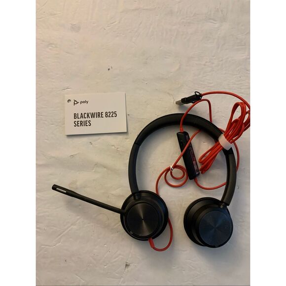 Poly Blackwire 8225 series headset with case NEW - Picture 2 of 3
